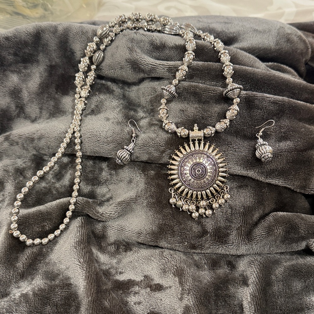 Elegant Silver Necklace and Earring Set